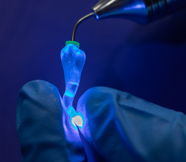 OdneCure Light Cure Device: The  thinnest optical fiber tip to reach the thinnest root canal